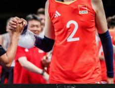 震撼！朱婷在网球赛场险胜对手！