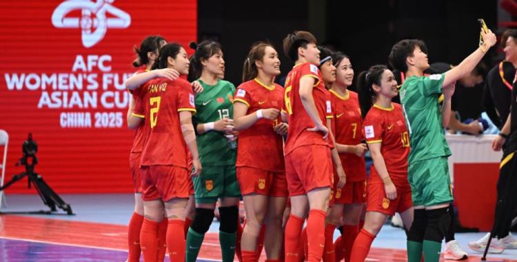 包含中国国家女子足球队实力雄厚，梦幻般的胜利的词条